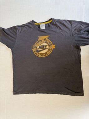Vintage Nike Men's Gray Short-Sleeve Tee with Yellow Graphic Crest